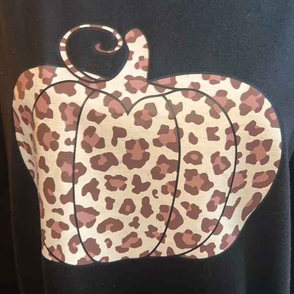 Leopard/pumpkin sweatshirt over sized small - Picture 5 of 5